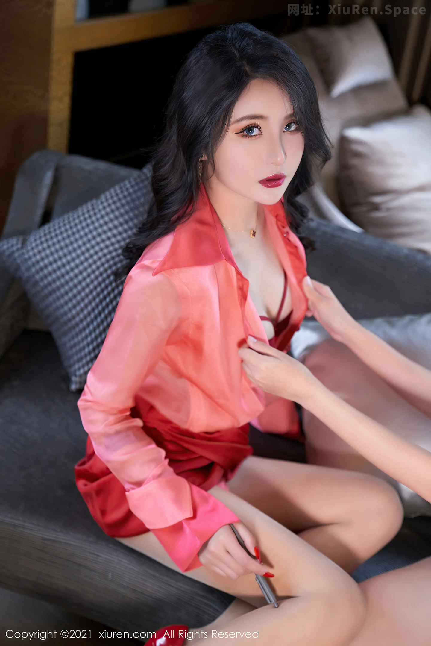 图片[3]-[XiuRen秀人网]VOL.3915 模特Emily尹菲云南旅拍鲜艳红色独特服饰配肉丝裤袜撩人诱惑写真64P-秀人网官方网站
